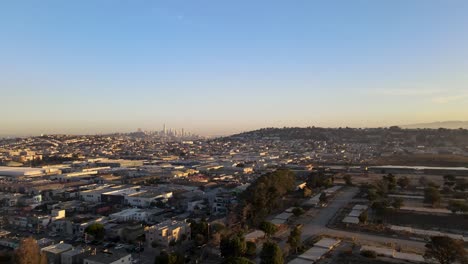 Dieses-Drohnenmaterial-Fängt-Einen-Ruhigen-Vorbeiflug-über-Dem-Bayview-Viertel-In-San-Francisco-Bei-Sonnenaufgang-Ein