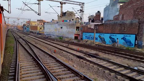 Tren-De-Pasajeros-Que-Circula-Por-La-Vía-Cruzando-La-Ciudad-Por-La-Mañana-El-Video-Se-Toma-En-La-Estación-De-Tren-De-Nueva-Delhi-El-04-De-Agosto-De-2022