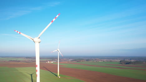 Luftaufnahme-Von-Energieproduzierenden-Windkraftanlagen-In-Polen-Mit-Kopierraum-Vor-Blauem-Himmel