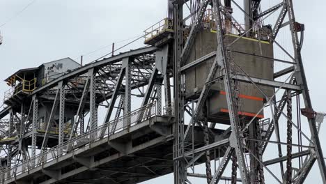 Close-up-of-vertical-lift-bridge-lowering-down-mechanism-at-Welland-Canal