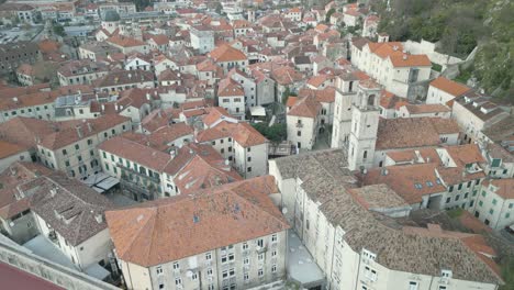 Schnelle-Drohnen-Dolley-Aufnahme-über-Der-Innenstadt-Von-Kotor-Mit-Bunten-Dächern-In-Montenegro
