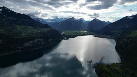 Vista-Aérea-Del-Impresionante-Lago-Alpino