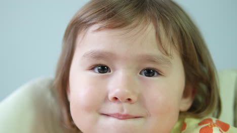Hübsche-Braune-Augen,-Nahaufnahme-Eines-3-jährigen-Kleinen-Mädchens,-Das-Lachend-In-Die-Kamera-Schaut-–-Der-Dolly-Wendet-Sich-Von-Den-Augen-Zum-Gesicht,-Glückliches,-Zahniges-Lächeln-Einer-3-jährigen-Tochter