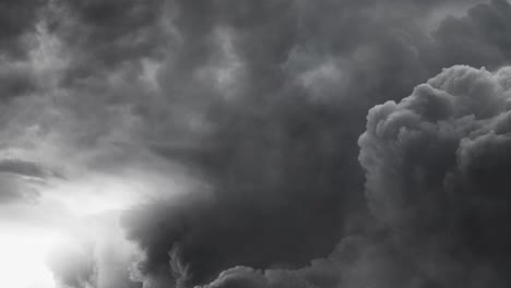 Una-Tormenta-De-Nubes-Cumulonimbus-Antes-De-Que-Caigan-Lluvias-Y-Relámpagos-En-El-Cielo