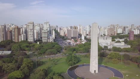 Centro-De-Sao-Paulo-Cerca-Del-Parque-Ibirapuera-En-Una-Puesta-De-Sol-Soleada---Toma-Aérea-De-Drones-Lentos
