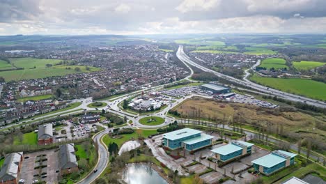 Imágenes-De-Vídeo-Cinemáticas-De-Drones-Aéreos-De-La-Autopista-M1-Cerca-De-La-Ciudad-De-Wakefield,-West-Yorkshire,-Reino-Unido