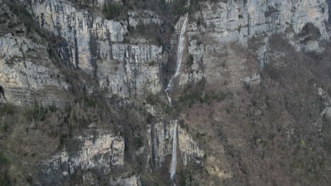 Kaskaden-Stürzen-Steil-Von-Den-Felsen-Auf-Verschiedenen-Ebenen-Ab
