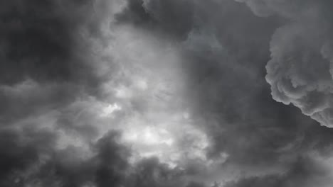 Nubes-Oscuras-Gruesas-De-4k-En-El-Cielo-Con-Tormentas-Eléctricas