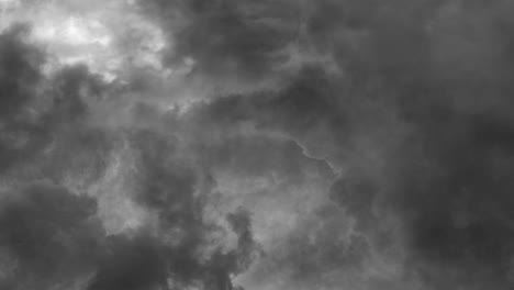 Gewitter-Fliegt-Durch-Dunkle-Cumulonimbus-Wolken-4k