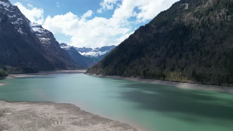 Luftaufnahme-Des-Ufers-Eines-Alpensees-In-Einer-Fantastischen-Berglandschaft