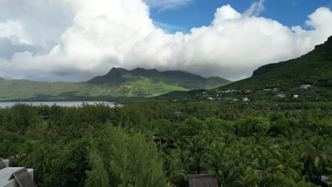 Mauritius-landscape-with-mountains-and-rainforest,-establishing-shot