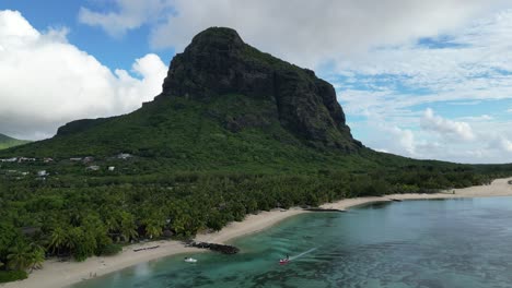 Tropical-beach-with-mountain-in-Mauritius-island,-establishing-shot