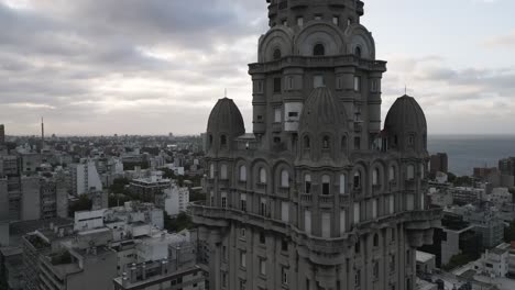 Nahaufnahme-Des-Palacio-Salvo-Gebäudes,-Der-Historischen-Altstadt-Von-Montevideo,-Uruguay,-Stadtbild-Bei-Sonnenuntergang,-Dramatischer-Himmel