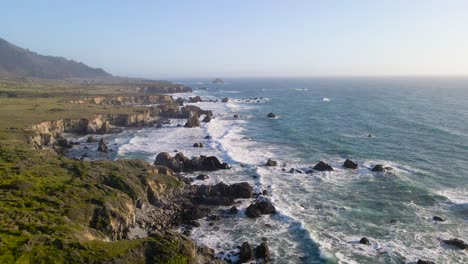Erhöhte-Ansicht-Von-Wellen,-Die-über-Hervorstehende-Felsen-Rollen,-Um-Den-Pazifischen-Ozean-In-Big-Sur,-Kalifornien,-Zu-Küsten