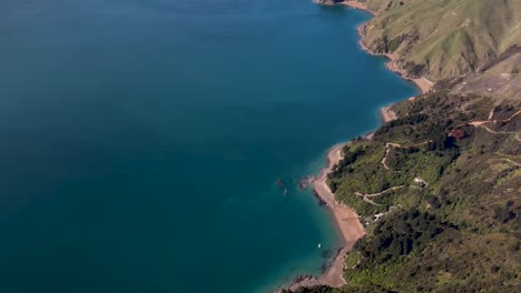 Atemberaubende-Küstenlandschaft-Beim-Erkunden-Und-Reisen-Durch-Neuseeland-–-Drohnen-Enthüllung-Des-French-Pass-Und-Der-Meereslandschaft