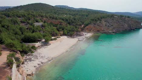 Rotierende-Luftaufnahme,-Die-Den-Strand-Von-Metalia-Mit-Klarem-Wasser-Und-Unberührten-Stränden-Auf-Der-Insel-Thassos-In-Griechenland-Enthüllt