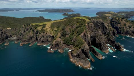 Amazing-aerial-panoramic-of-Urupukapuka-Island,-Bay-of-Islands-coastal-scenic-landscape-of-New-Zealand