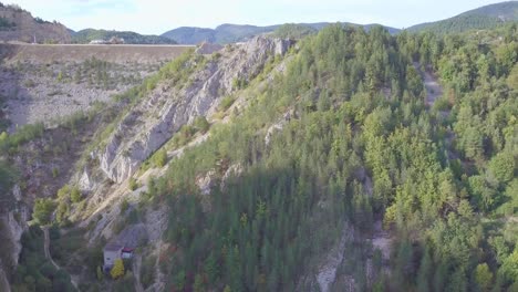 Wunderschöne,-Aufschlussreiche-4K-Aufnahme-Des-Zaovine-Sees-Und-Des-Tara-Gebirges-Im-Westen-Serbiens