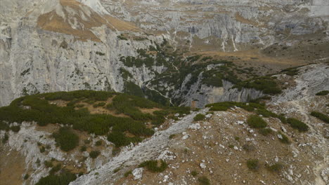 Luftaufnahmen-über-Einem-Felsigen-Berggipfel,-Um-Den-Majestätischen-Talboden-Von-Tre-Cime-Di-Lavaredo-Freizulegen