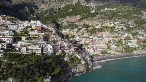 Scenic-seaside-paradise-homes-on-cliffside-of-Positano,-Amalfi-coast-italy