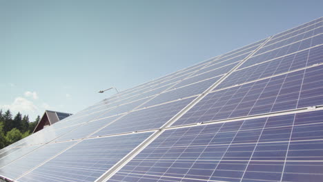 Paneles-Solares-Perfectamente-Instalados-En-La-Azotea,-Producción-De-Combustible-Limpio