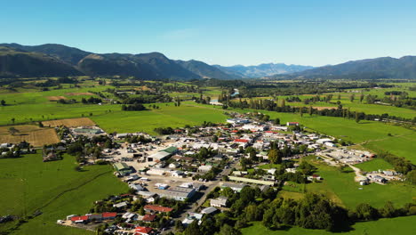 Wunderschöne-Malerische-Stadt-Im-Tal-Von-Neuseeland,-Luftaufnahme-Der-Umlaufbahn,-Tag