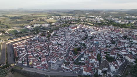 Establishing-shot-of-Elvas-and-vast-portuguese-landscape,-aerial