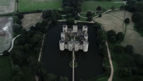 Wunderschönes-Englisches-Schloss,-Bodiam-Drohnenluftaufnahmen