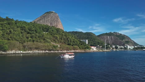 Aerial-Shot-of-Sugarloaf-Mountain-and-Boat-in-Guanabara-Bay-in-Rio-De-Janeiro,-Brazil
