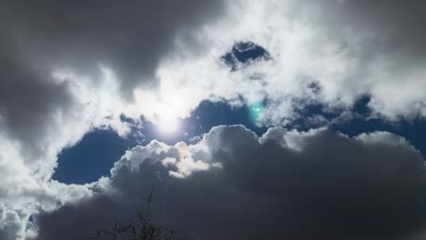 Sonne-Scheint-Hinter-Dicken,-Sich-Bewegenden-Wolken-Durch-4K-Himmelersatz