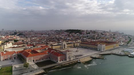 Flug-über-Den-Fluss-Tejo-Und-Die-Stadt-Lissabon,-Portugal