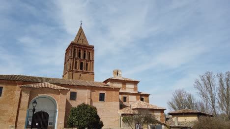 Antigua-Iglesia-En-Pueblo-Español-Con-Plaza-Abierta