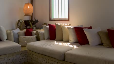 Luxuriöse,-Warme-Inneneinrichtung,-Sofa-Und-Handgewebte-Lampe-Mit-Yute-Naturseil,-Karibischer-Lebensstil