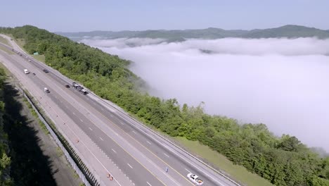 Clouds-and-fog-along-with-traffic-on-Interstate-75-near-Jellico,-Tennessee-in-the-Cumberland-Mountains-with-drone-video-stable