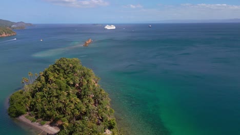 Großes-Kreuzfahrtschiff-Steuert-Zur-Paradiesischen-Insel-Samana-In-Der-Dominikanischen-Republik