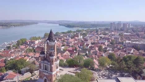 Filmische-4K-Luftaufnahme-Des-Gardos-Turms-In-Der-Altstadt-Von-Zemun,-Belgrader-Sommertag