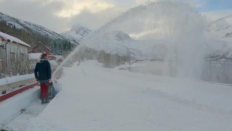 Schneefräse-Wirft-Im-Winter-In-Nordeuropa-Schnee-über-10-Meter-über-Eine-Straße,-Statische-Aufnahme