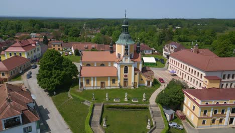 Fabelhafte-Luftaufnahme-Der-Kirche-Auf-Einem-Hügel-Im-Dorf-Chlum-In-Der-Tschechischen-Republik,-Europa,-Sommertag-2023