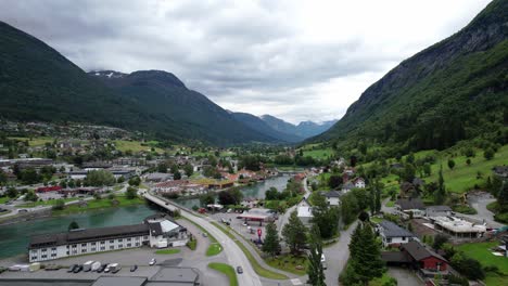 Fluss-In-Einer-Kleinen-Stadt-Inmitten-Der-Berge-Norwegens