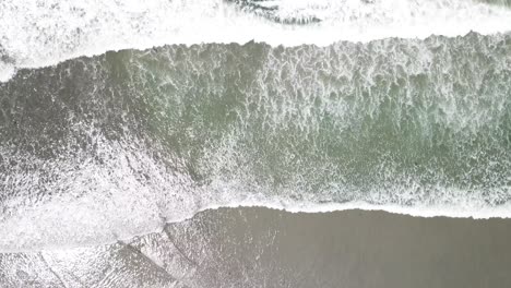 Statischer-Cenit-Blick-Von-Einer-Drohne-über-Die-Küste,-Der-Die-Wellen-Zeigt