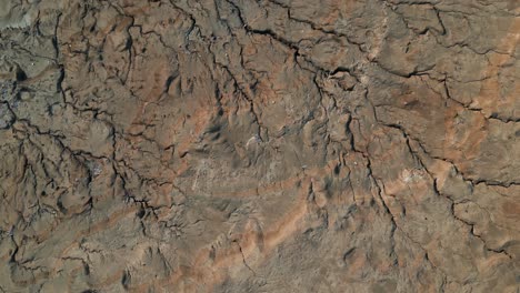 Luftaufnahme-Von-Oben-Nach-Unten-über-Einer-Wüstenlandschaft,-Die-Textur-Und-Risse-In-Der-Erde-Zeigt