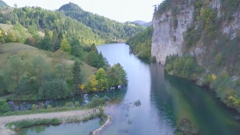 Hermoso-Establecimiento-De-Una-Toma-De-4k-Del-Lago-Zaovine-Y-La-Montaña-Tara-En-Serbia