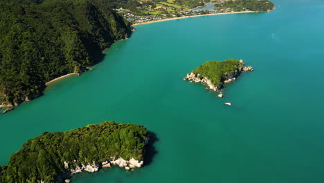 Imágenes-Aéreas-De-La-Bahía-Dorada-De-La-Isla-De-Tata,-Nueva-Zelanda,-Del-Impresionante-Paisaje-Marino-Natural