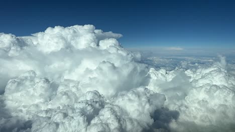 Volando-A-Través-De-Un-Cielo-Turbulento-Con-Enormes-Nubes-De-Tormenta-Amenazantes-Por-Delante