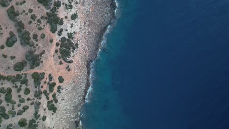Vertikale-Ansicht-Eines-Kristallklaren-Wassers-Eines-Felsigen-Strandes-Auf-Mallorca,-Spanien