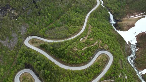Impresionante-Carretera-Sinuosa-Escénica-Strynevegen-Antena---Carretera-De-Noruega-En-El-Valle-Hjelledalen-Que-Conduce-Al-Cruce-De-La-Montaña-Strynefjellet