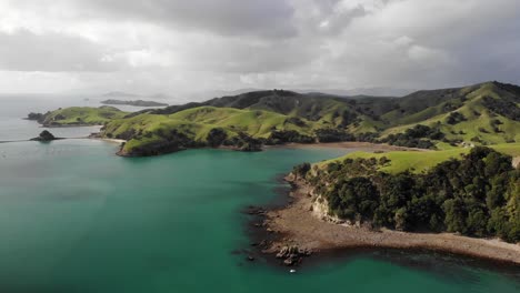 Hermosa-Toma-Aérea-De-La-Costa-De-Nueva-Zelanda