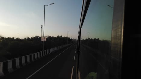 Reisen-Von-Mumbai-Nach-Malvan,-Weiter-Blick-Aus-Dem-Busfenster-Bei-Abendlichem-Sonnenuntergang,-POV