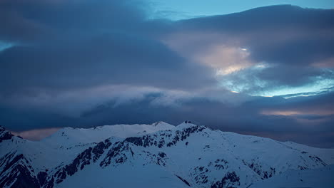 Wunderschöne-Winterbilder-Von-Wolkenformationen-über-Den-Schneebedeckten-Berggipfeln