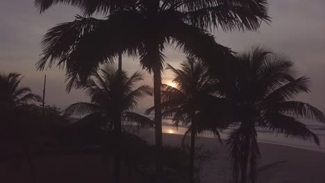 Luftaufnahme-Eines-Atemberaubenden-Sonnenaufgangs-Am-Brasilianischen-Strand,-Verrückter-Himmel-Und-Wellen